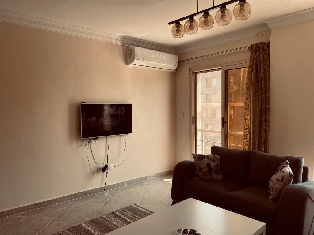 TV a/nebo společenská místnost v ubytování Cozy 2 BR in New Cairo City - Gated Compound