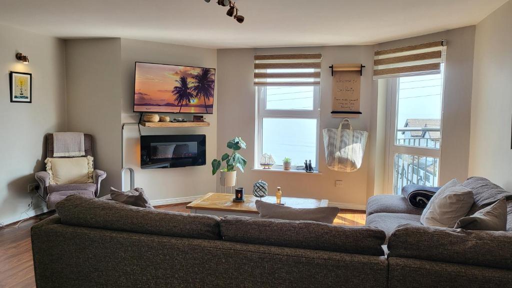 - un salon avec un canapé et une télévision dans l'établissement Sea Renity Apartment, à Newcastle