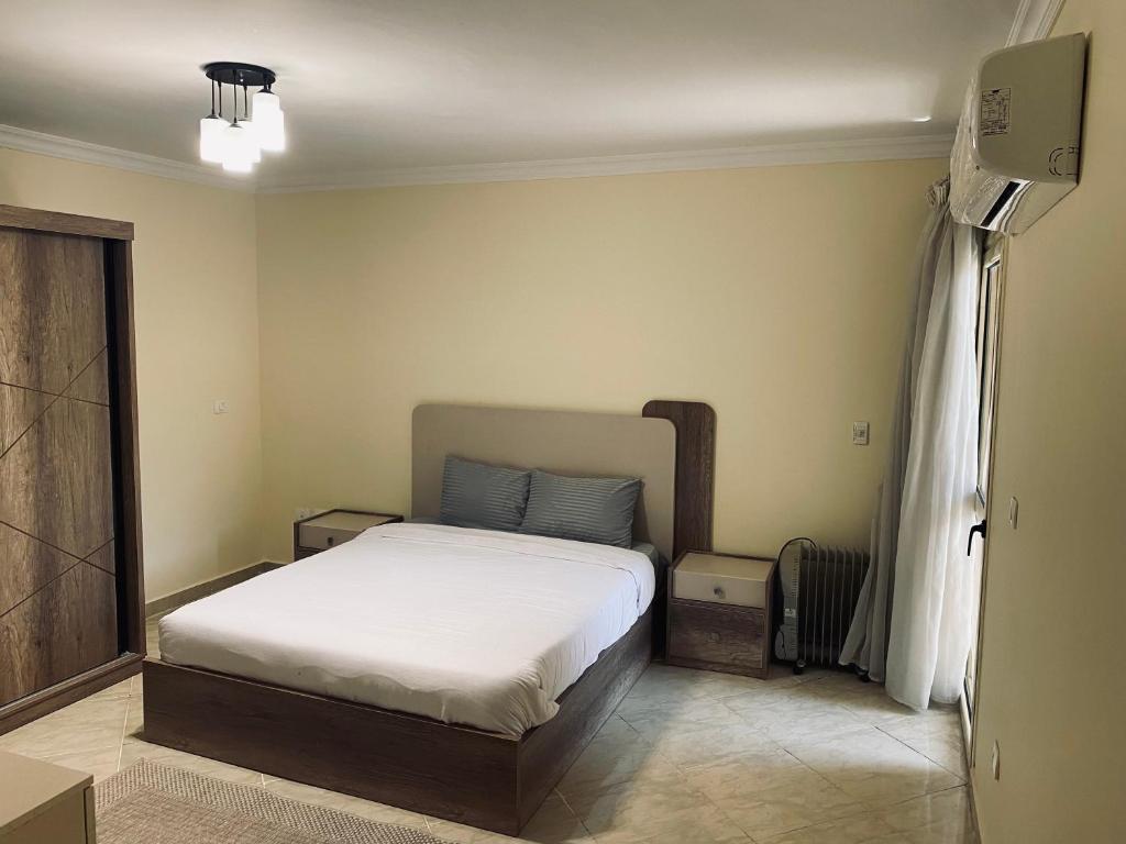 Postel nebo postele na pokoji v ubytování Cozy 2 BR in New Cairo City - Gated Compound