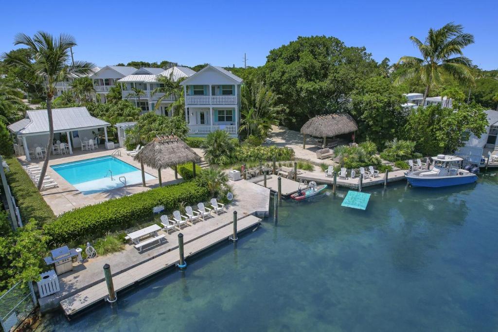 uma vista aérea de um resort com uma piscina em Isla Key Guava - Waterfront Boutique Resort, Island Paradise, Prime Location em Islamorada