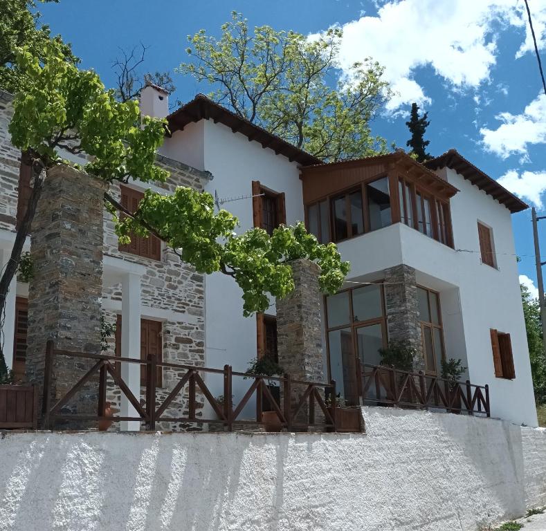 a house with white walls and windows at Georgia House Portaria in Portaria