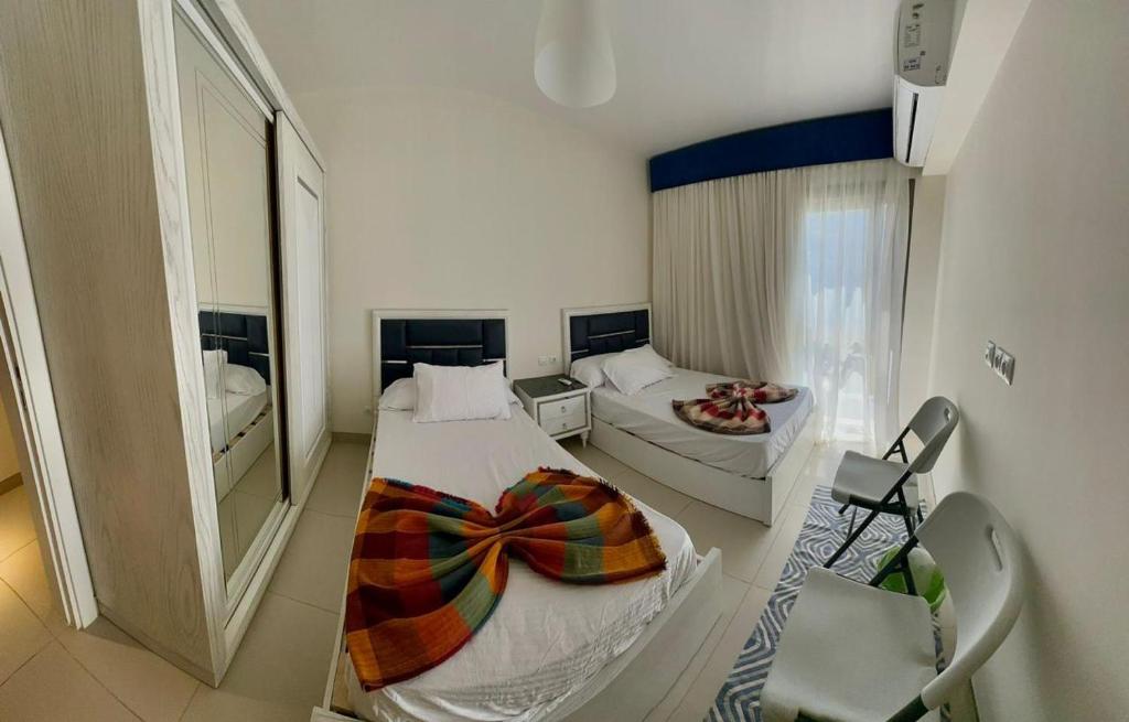 um quarto de hotel com uma cama e um espelho em Marassi Marina Chalet em El Alamein