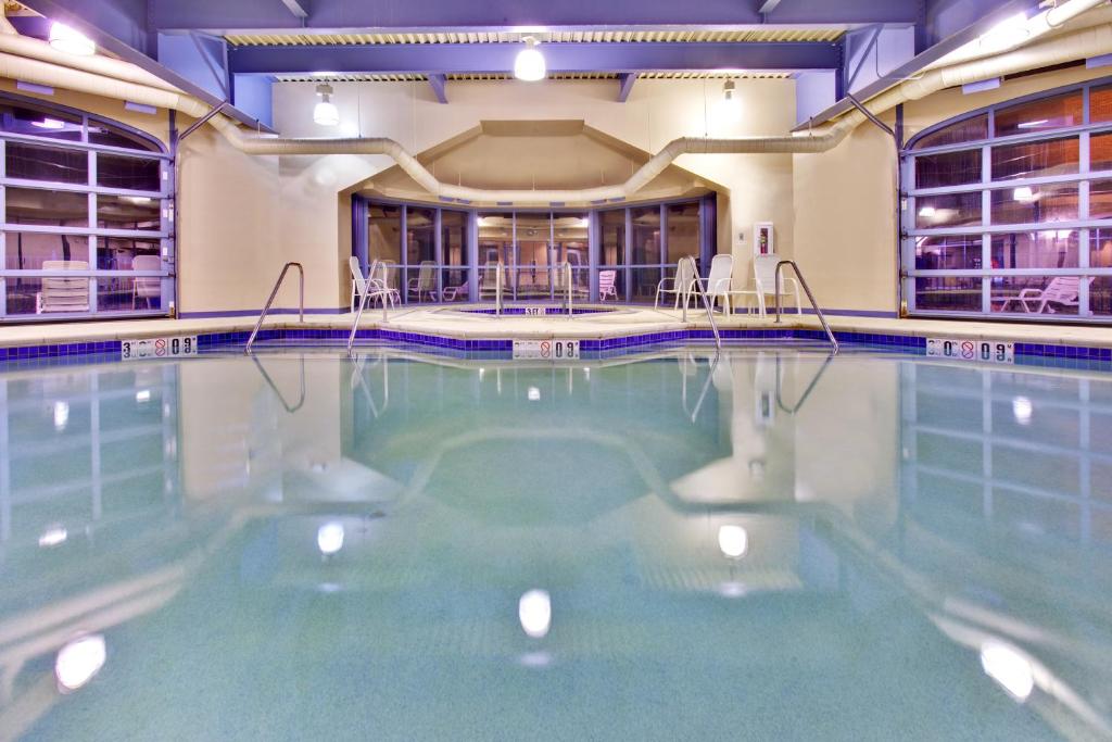 Der Swimmingpool an oder in der Nähe von Holiday Inn Hotel &amp; Suites Council Bluffs by IHG