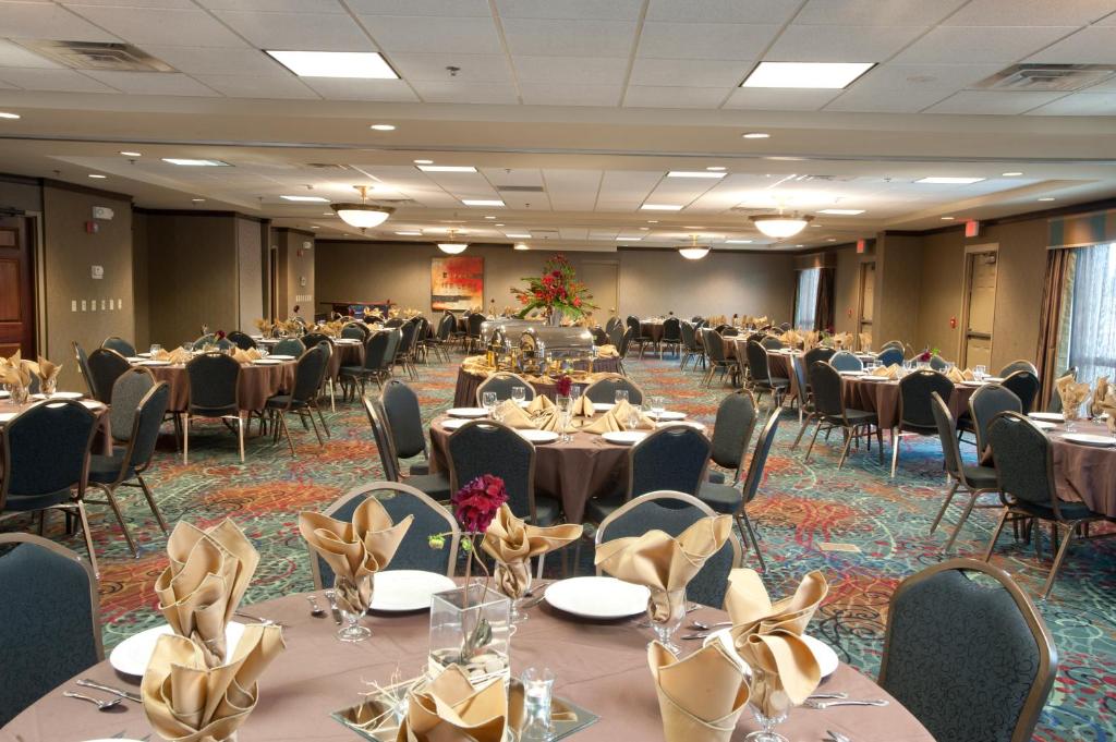 ein Bankettsaal mit Tischen und Stühlen in einem Raum in der Unterkunft Holiday Inn Hotel &amp; Suites Council Bluffs by IHG in Council Bluffs