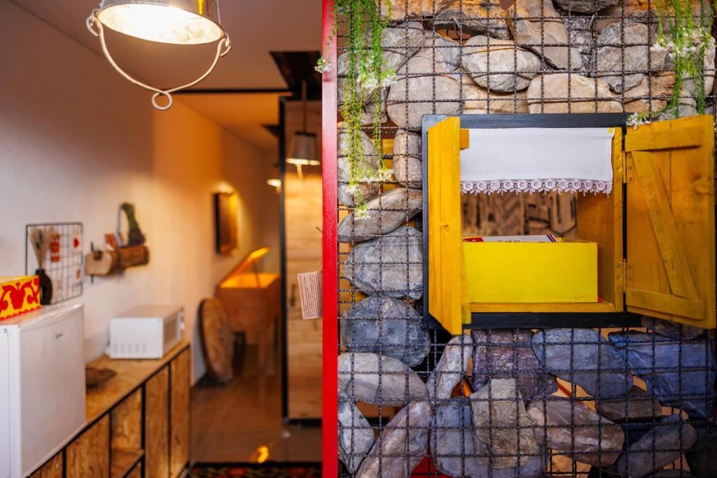 um quarto com uma parede com uma caixa amarela em Xhubleta Room - Old Bazaar em Pec
