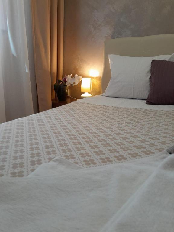 um quarto com uma cama branca e um edredão branco em Ap Hector em Mamaia Nord – Năvodari