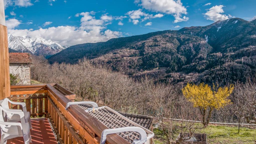 埃多洛Appartamento Panoramico Edolo的山景阳台,配有两把椅子