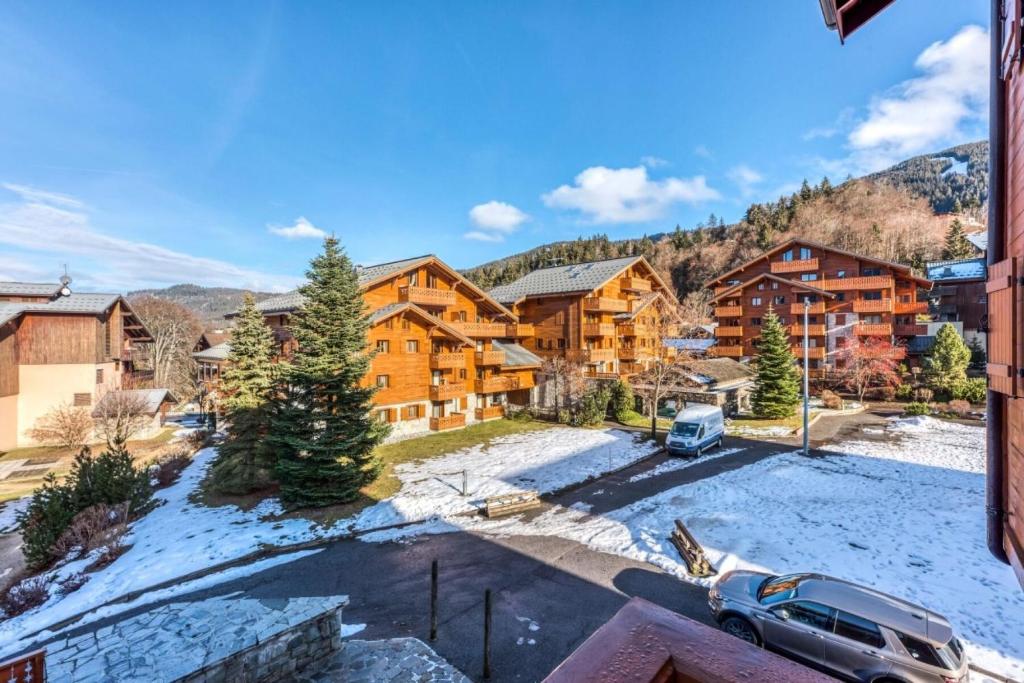 eine Luftansicht einer Lodge im Schnee in der Unterkunft Résidence Les Fermes du Soleil - maeva Home - Appartement 3 Pièces 6 Personnes - Sélection MAE-1535 in Les Carroz d'Araches
