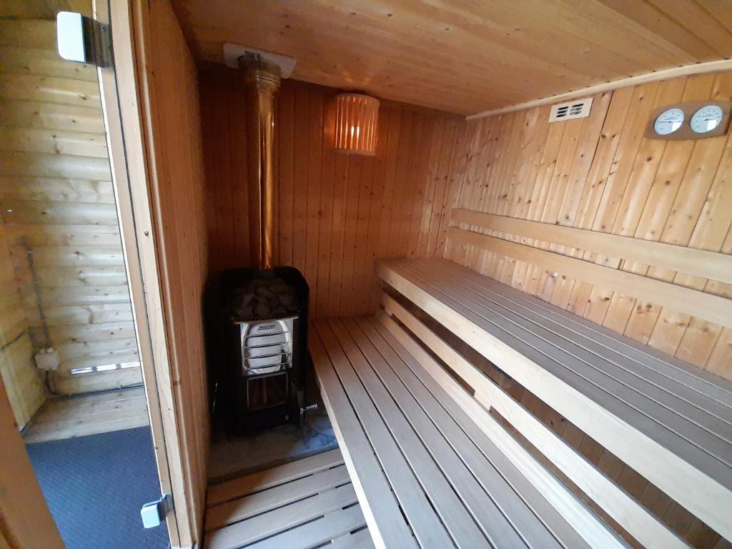 Fotografie z fotogalerie ubytování Beautiful 6-person chalet with Finnish wood-fired sauna v destinaci Tzummarum