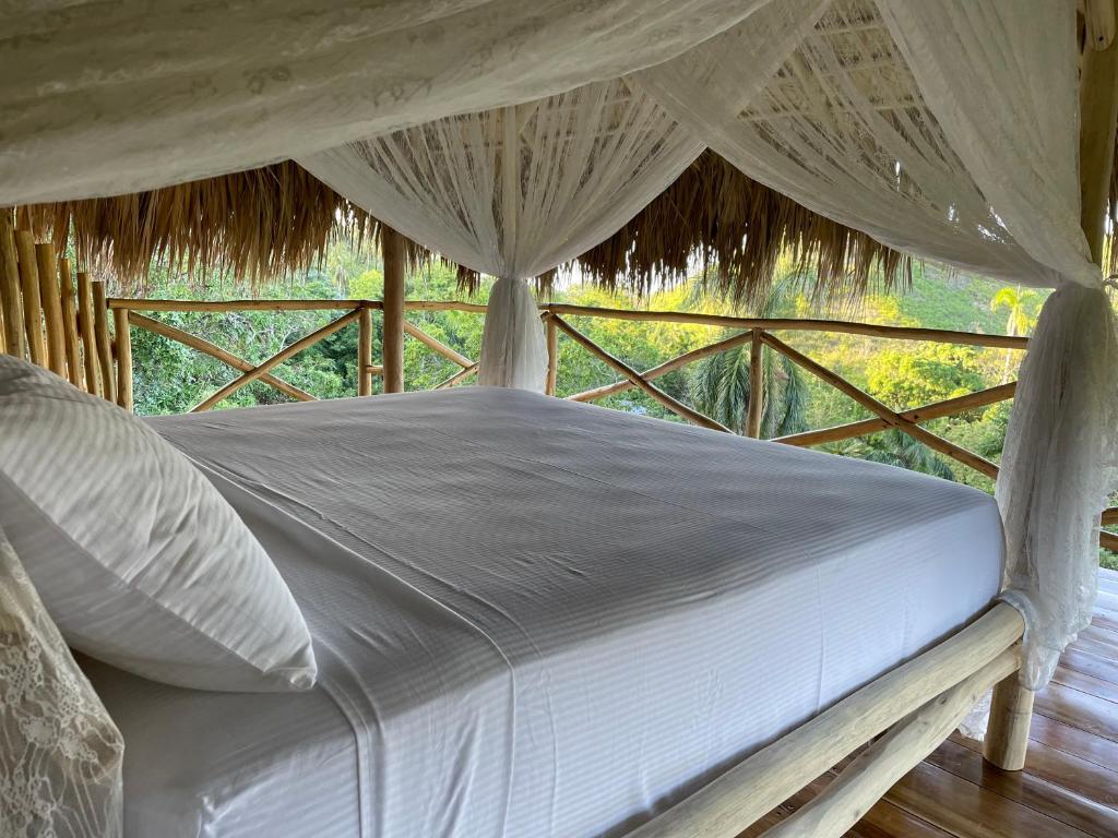 Postel nebo postele na pokoji v ubytování Rancho Romana Treehouse F04