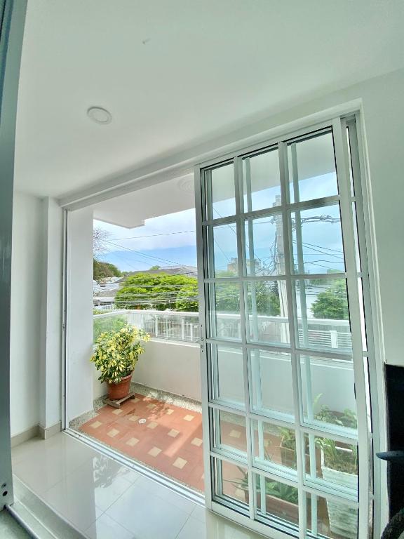 una gran puerta de cristal en una habitación con balcón en Casa Jardin, en Cartagena de Indias