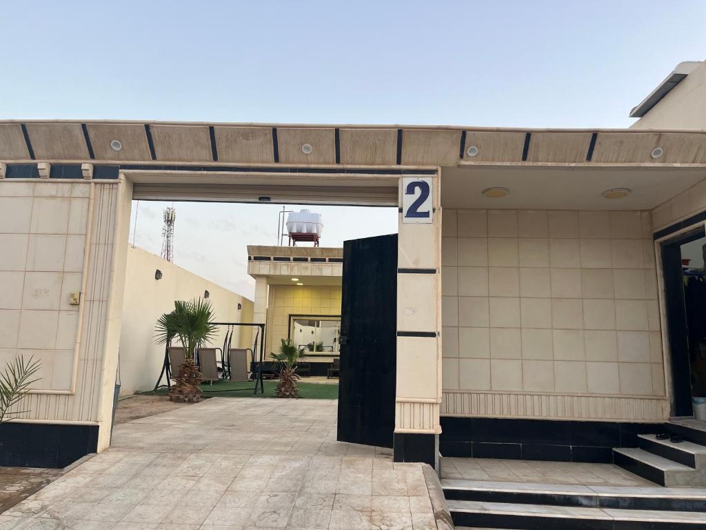 un bâtiment avec une porte numéro deux dans l'établissement شليه, à Hafr Al Baten