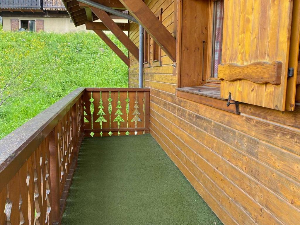 Balkón alebo terasa v ubytovaní Charmant appartement à Châtel, proche du centre avec Multi Pass été 2024 à 3€/jour/personne - FR-1-693-35