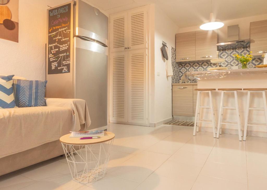 a kitchen and a living room with a table in a room at Casa Michela in Palau