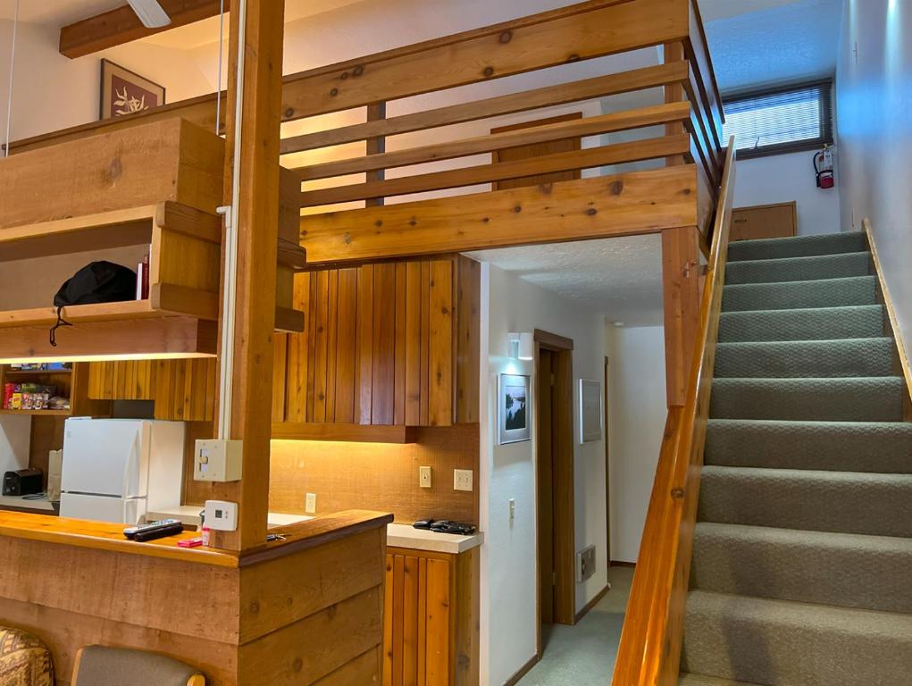 Jackson Hole Vacation Condominiums في ويلسون: درج يؤدي الى دور علوي في المنزل