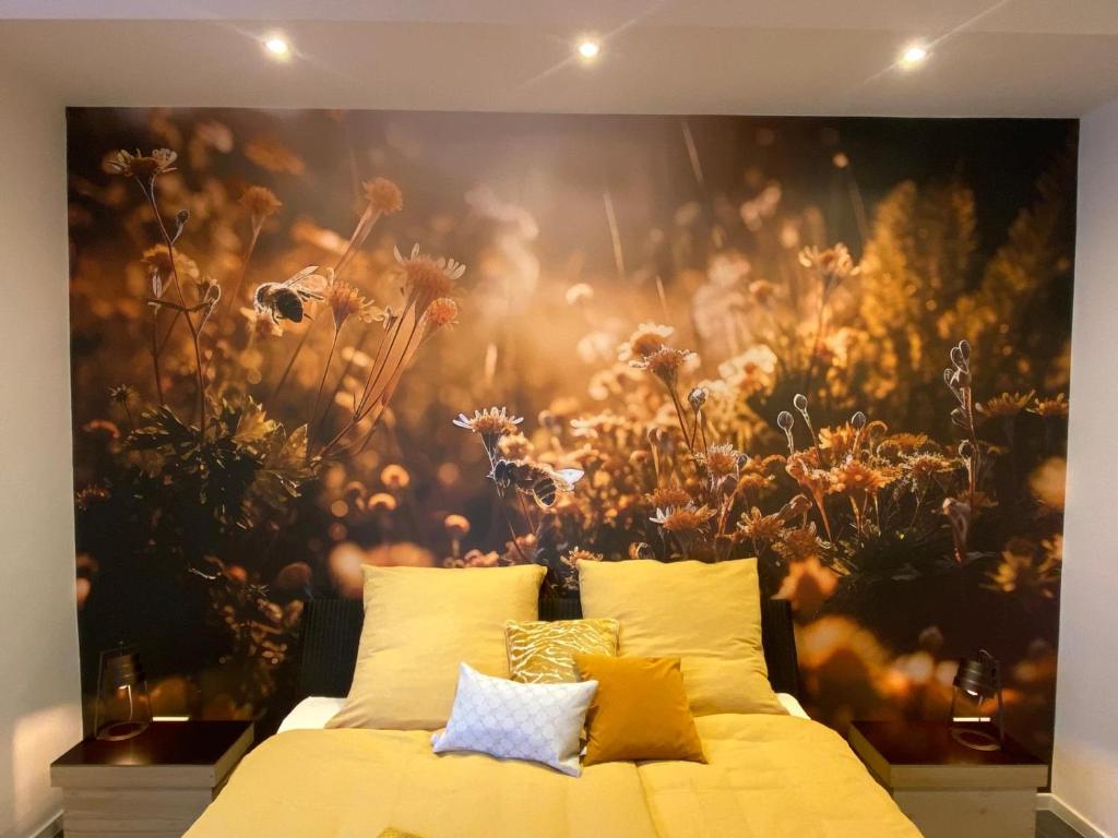 Venningen的住宿－Bienenstube，卧室配有一张大花壁画,位于床后