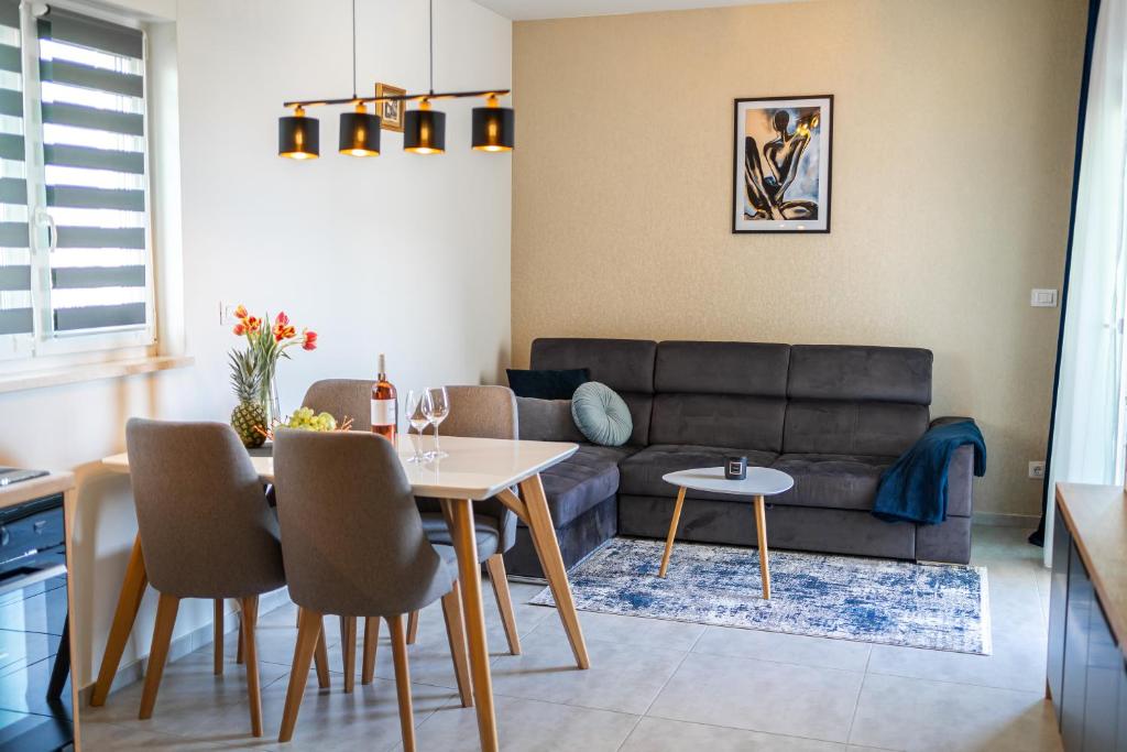 ein Wohnzimmer mit einem Sofa und einem Tisch in der Unterkunft Apartment Natali in Split