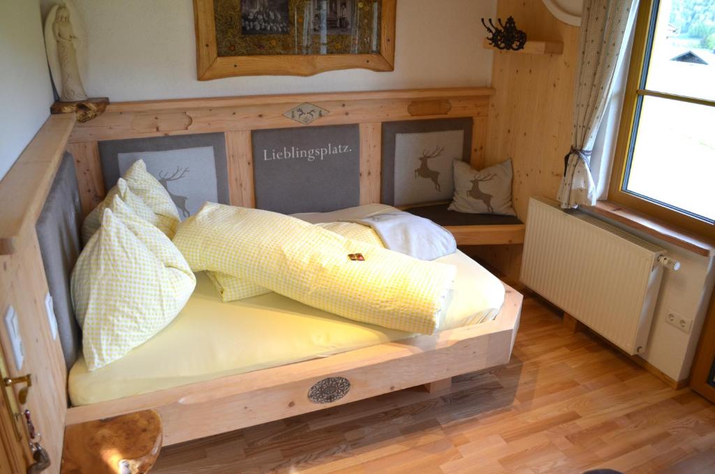 Un dormitorio con una cama con almohadas amarillas. en "Hochegg", en Faistenau