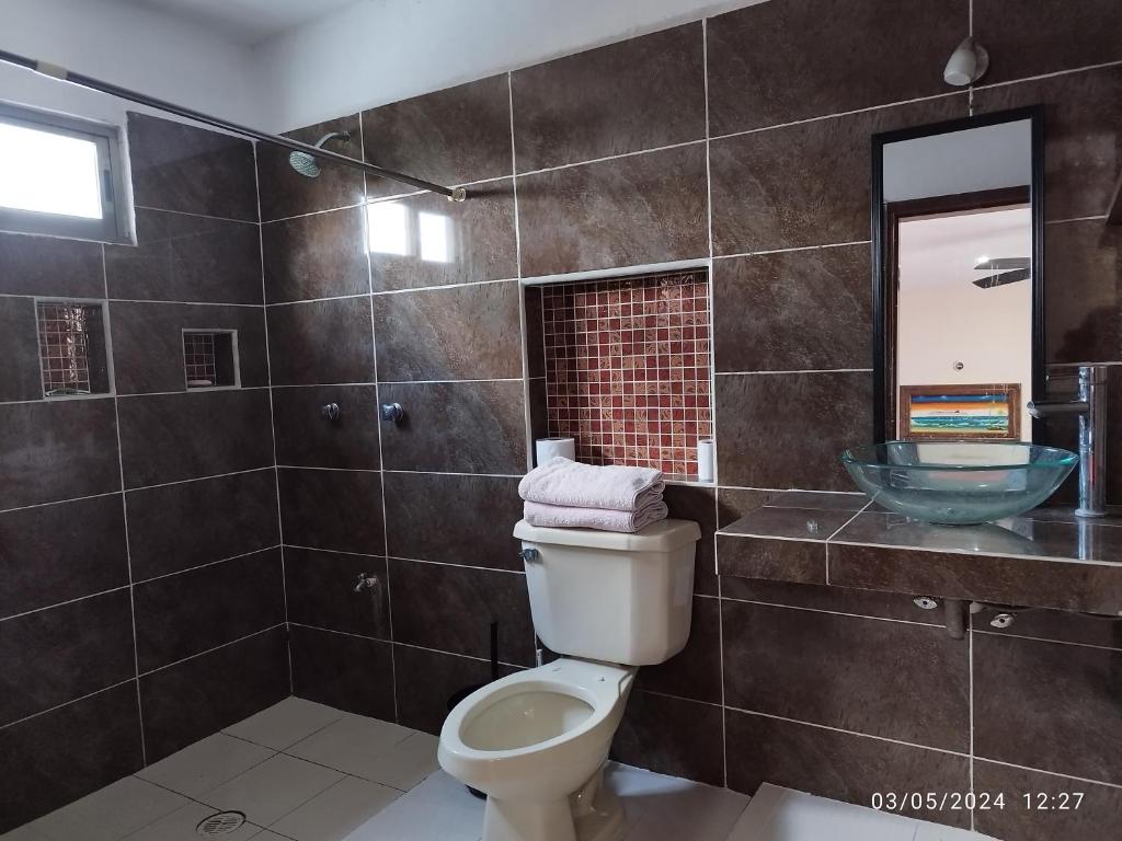 Gacelita Cozumel في كوزوميل: حمام مع مرحاض ومغسلة