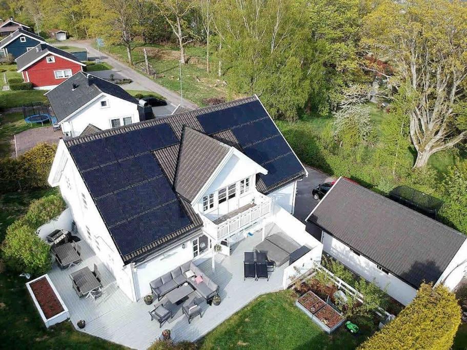 eine Luftansicht eines weißen Hauses mit Sonnenkollektoren darauf in der Unterkunft Grand villa at Nøtterøy in Nøtterøy