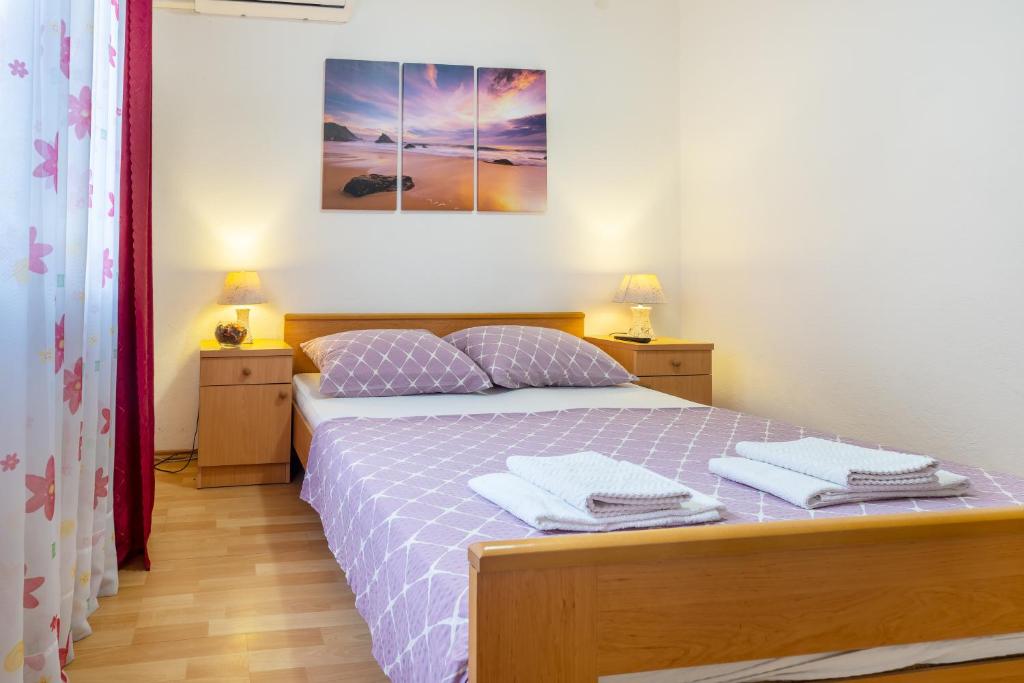 Postel nebo postele na pokoji v ubytování Apartments and Rooms Breeze