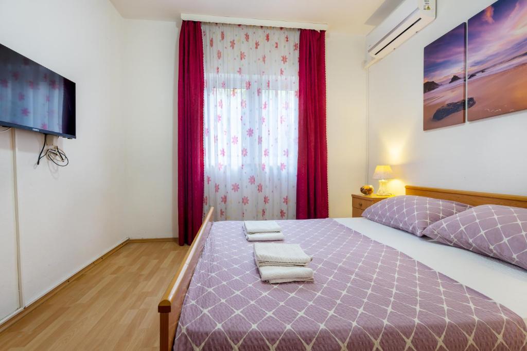 Postel nebo postele na pokoji v ubytování Apartments and Rooms Breeze