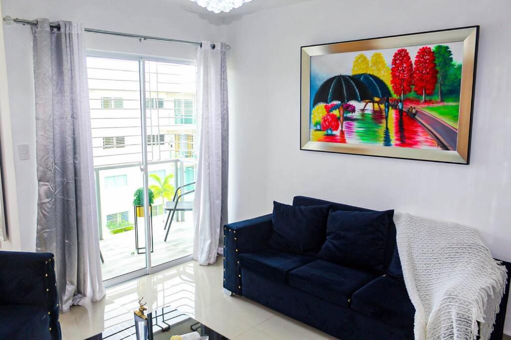 - un salon avec un canapé et un tableau mural dans l'établissement luxurious 3 bedroom apt w pool, à Santiago de los Caballeros