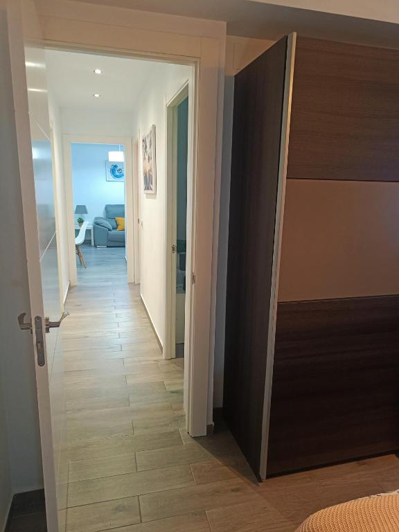 a hallway with a door leading to a room at BEACH&GARDEN in Málaga