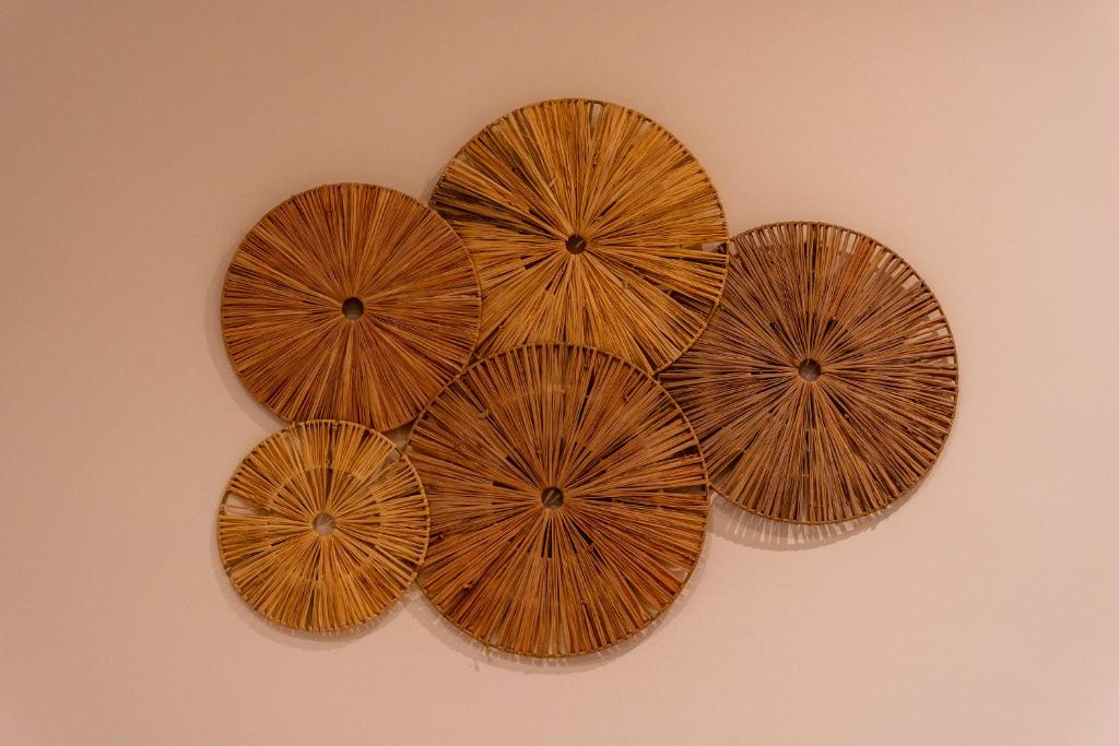 quatro guarda-chuvas de madeira pendurados numa parede em Paradiso Esotico em Torre a Mare