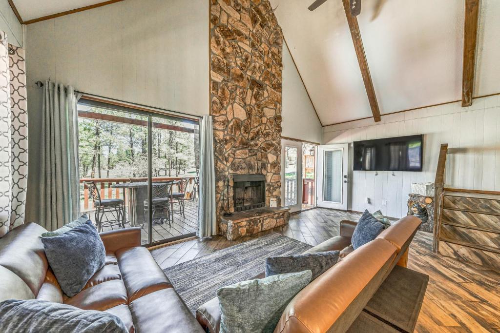 Una sala de estar con un sofá y una chimenea. en Ruidoso Family Cabin, Short Walk to Downtown!, en Ruidoso