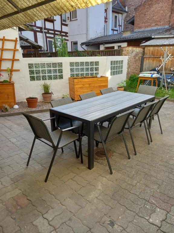 - une table de pique-nique et des chaises sur la terrasse dans l'établissement Ferienwohnung Bremer Straße, à Eschwege