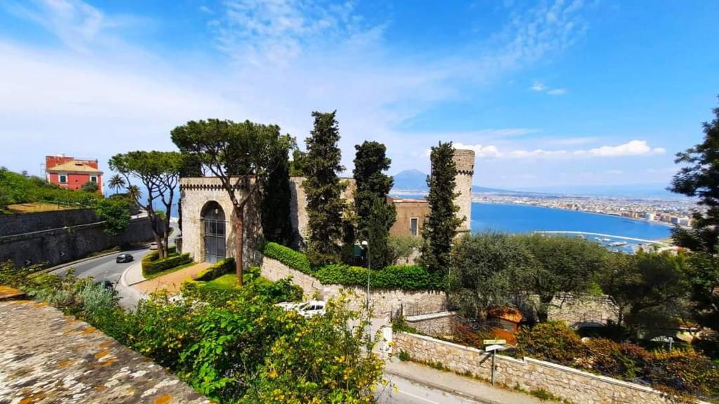 stary budynek na wzgórzu obok wody w obiekcie Fenestammare w mieście Castellammare di Stabia