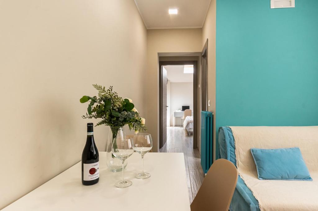 uma garrafa de vinho numa mesa com copos de vinho em Appartamento Al Castello Avezzano em Avezzano