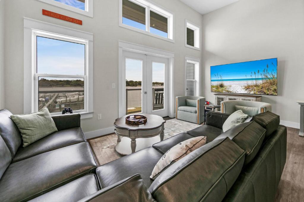 Χώρος καθιστικού στο Completely Coastal Spacious townhome with Harbor views a Dock and community Pool