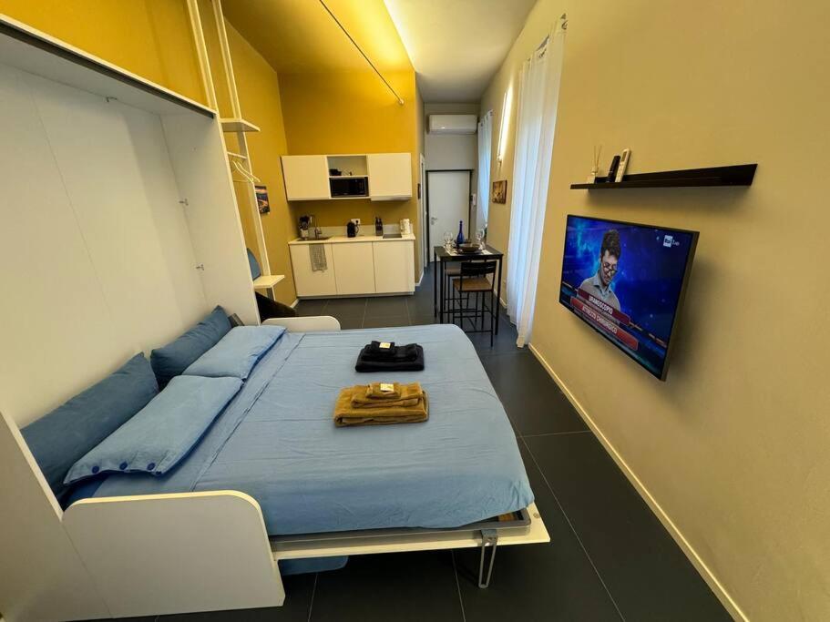 Cette petite chambre comprend un lit et un canapé. dans l'établissement Vicolo Muratori 1, à Moncalieri