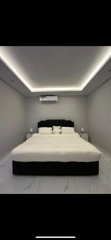 una camera con un grande letto bianco di Cozy studio at Al aqiq a Riyad