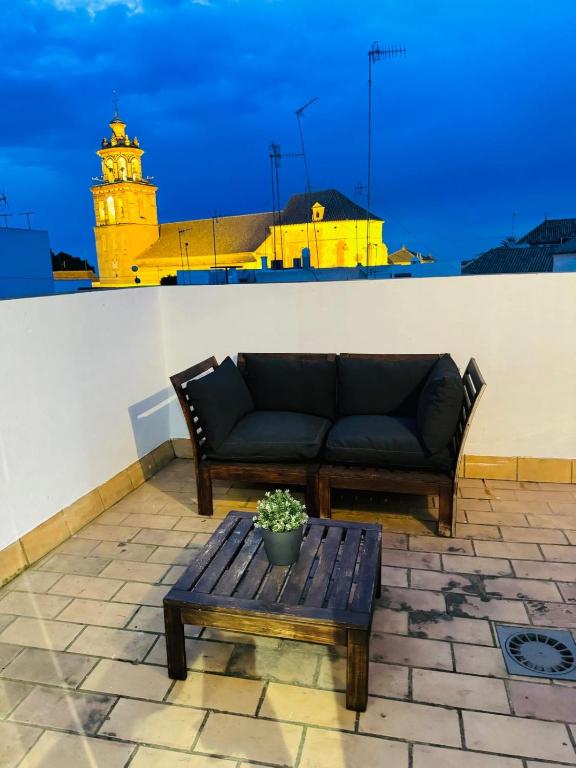 un sofá y una mesa de centro en el patio en Ático en Sanlúcar de Barrameda, en Sanlúcar de Barrameda