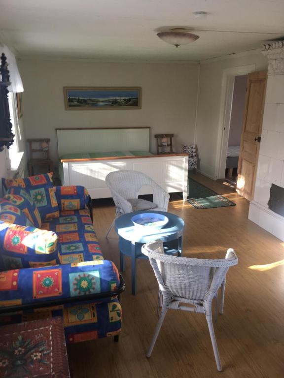 Posezení v ubytování Enköping Cottage