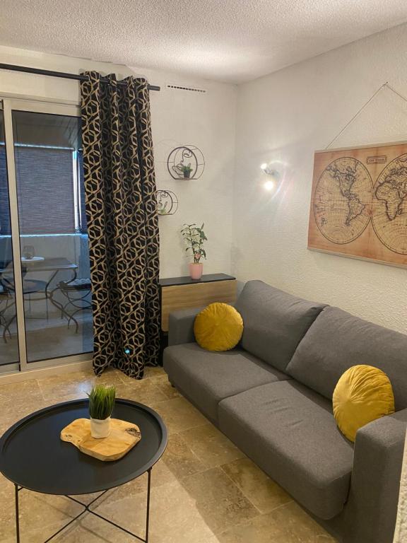 un salon avec un canapé et une table dans l'établissement Le Camargue, à Arles