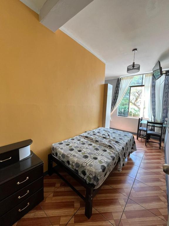 1 dormitorio con cama y ventana grande en Condominio Confortable, en Talara