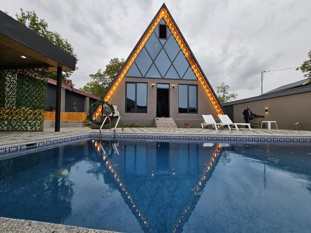 Bazén v ubytování Qafqaz Riveria Chalet nebo v jeho okolí