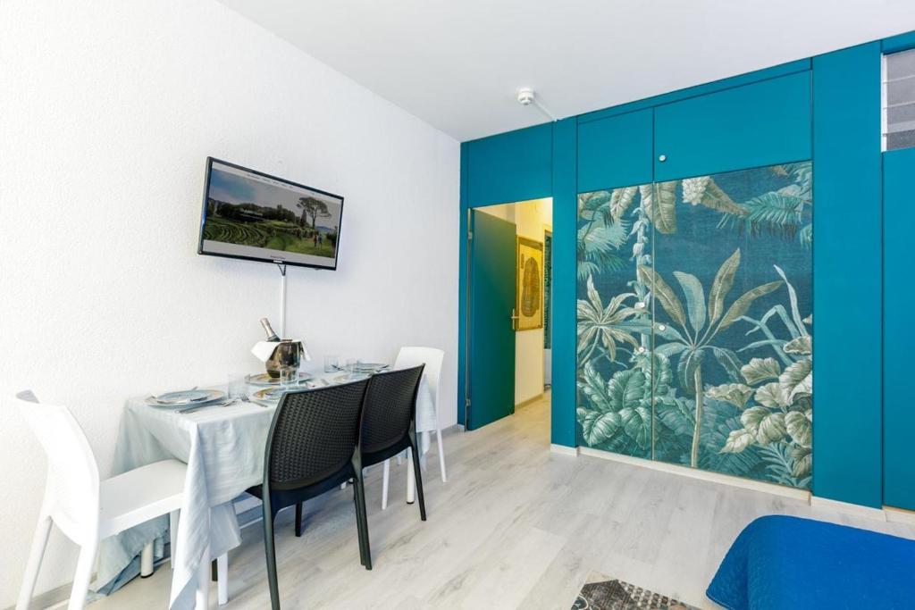 TV a/nebo společenská místnost v ubytování Schwimmbadferien am Luganersee