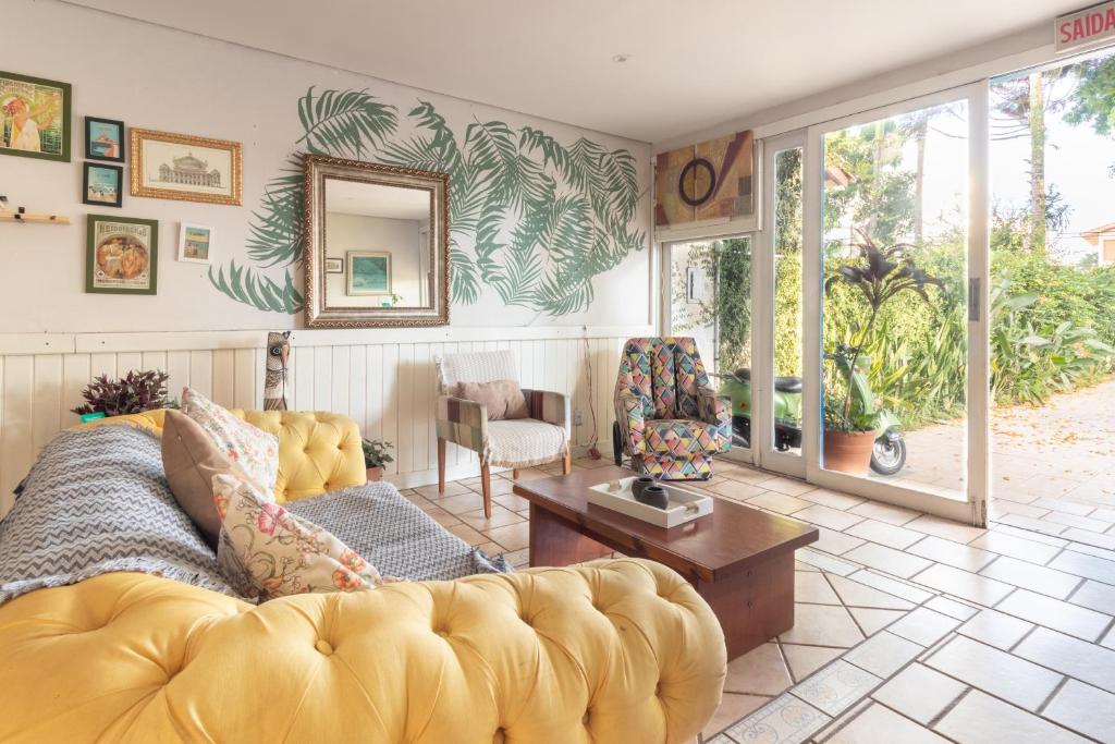 uma sala de estar com um sofá e uma mesa em Garden 437 Suítes em Florianópolis