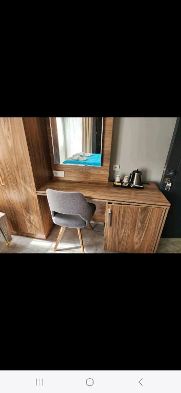a desk with a chair in a room with a window at Başar hotel in Erdemli