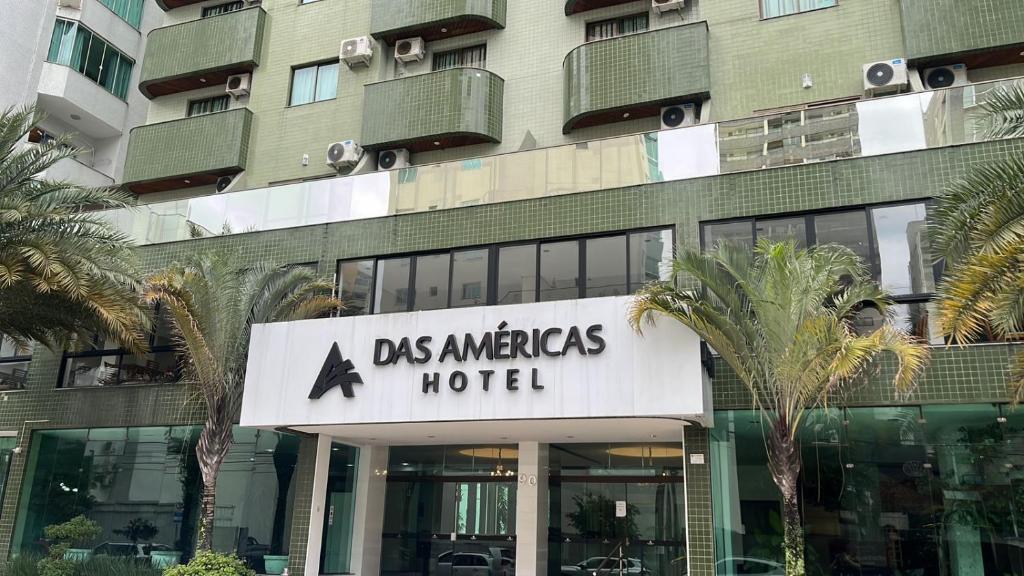 un cartello hotel di fronte a un edificio di Hotel das Américas a Balneário Camboriú