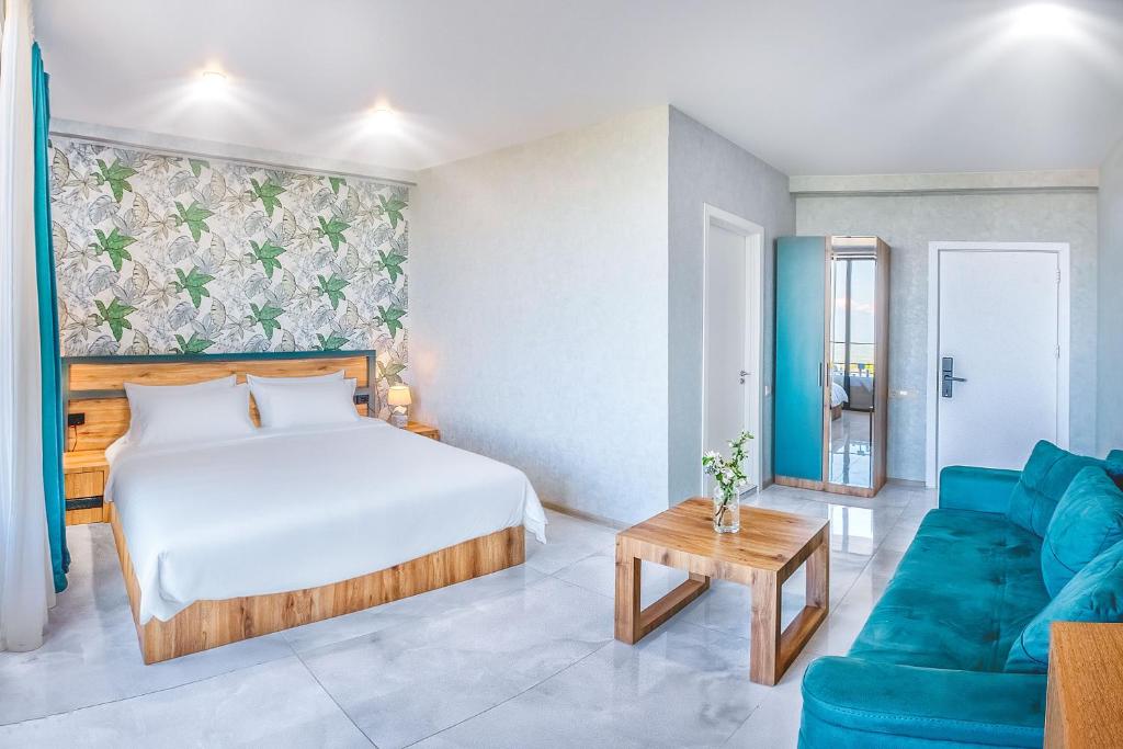 Postel nebo postele na pokoji v ubytování Villaggio Mirzaani Resort