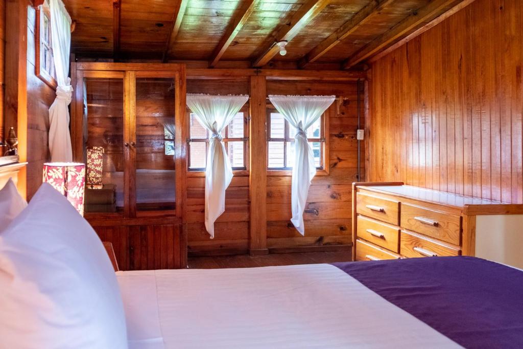 Postel nebo postele na pokoji v ubytování Zirahuen Forest and Resort