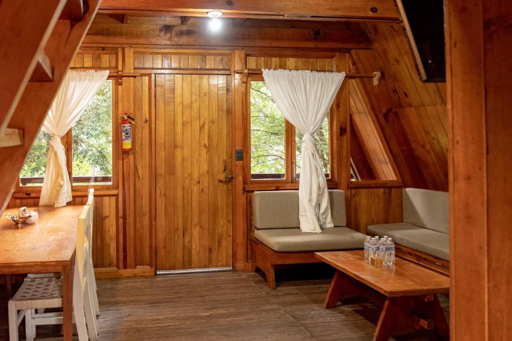 Posezení v ubytování Zirahuen Forest and Resort