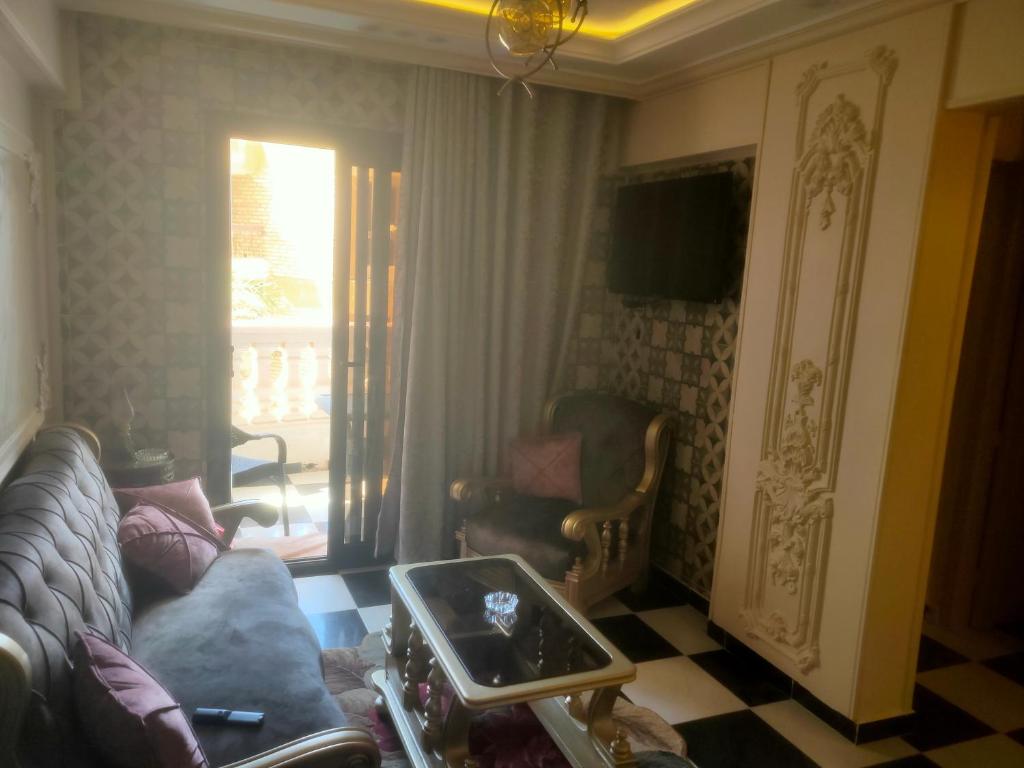 TV a/nebo společenská místnost v ubytování شقه فندقيه علي البحر Hotel apartments next to the sea