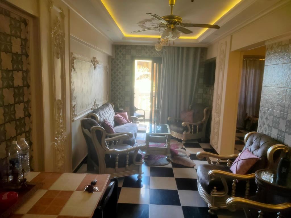 Posezení v ubytování شقه فندقيه علي البحر Hotel apartments next to the sea